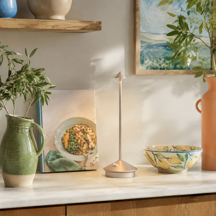 Overdag fungeert de draagbare lamp als een decoratief element op een plank.
