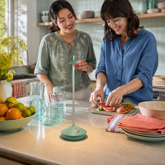 Een gekleurde lamp geeft een gewone keuken tijdelijk een feestelijke uitstraling.