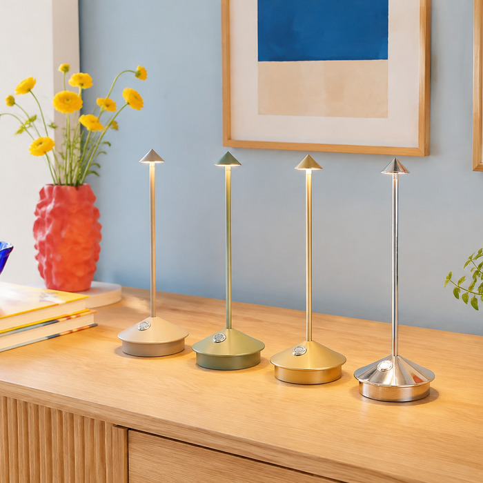 De afwerkingen voor lampen variëren van rustige neutrale tinten tot opvallende metallic kleuren die de kamer extra cachet geven.