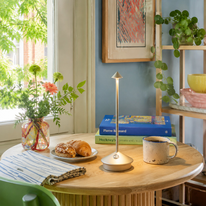 Een draagbare lamp tovert een alledaags koffiehoekje om tot een aantrekkelijke plek.