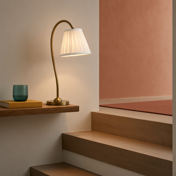 Wandlamp die een compacte overloop vrijhoudt.