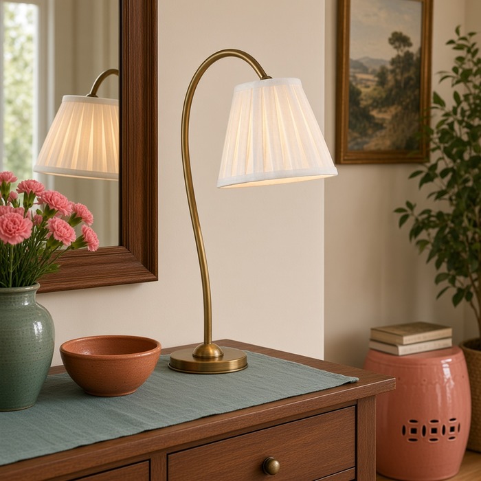Tafellamp, geplaatst naast een spiegel op een dressoir in de eetkamer.