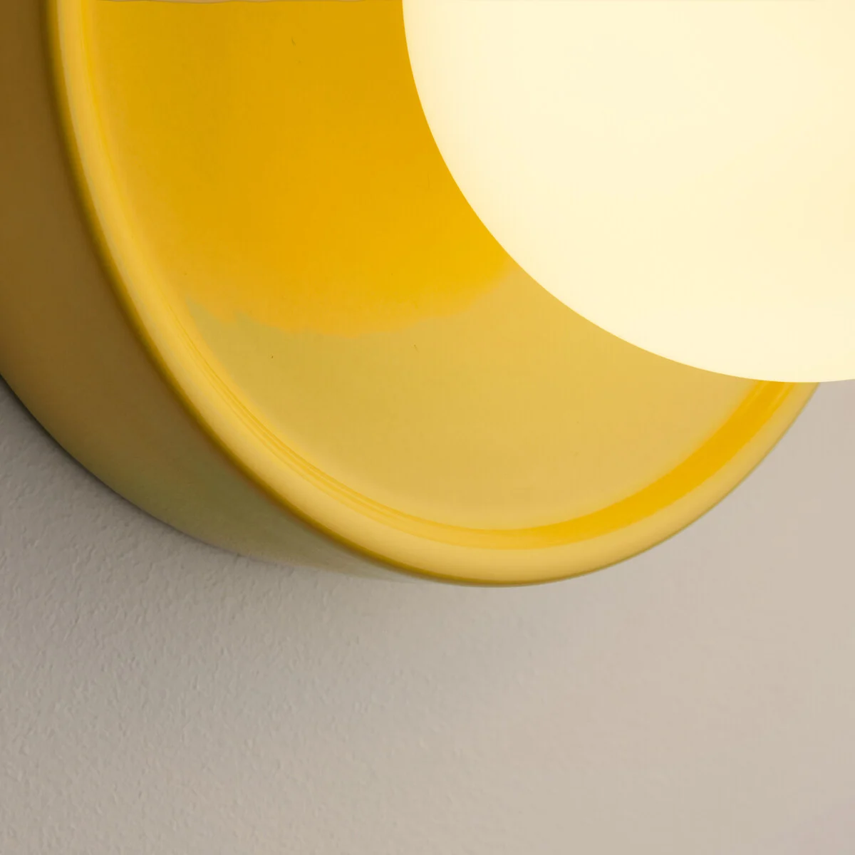Detail view of the yellow ceramic rim