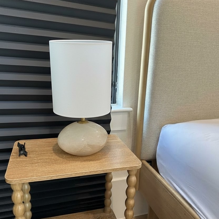 Escena del cliente con lámpara Albi sobre una mesa auxiliar de madera