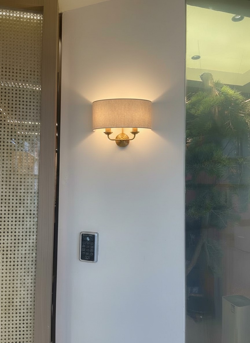 Customer room with Tela wall sconce