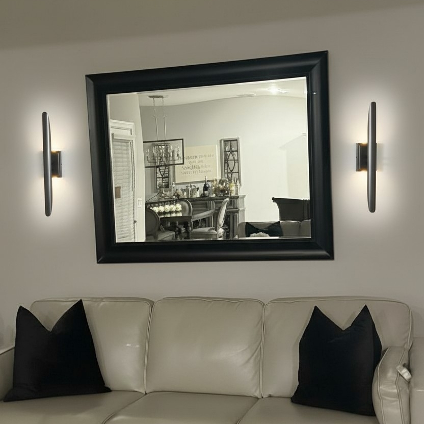 Salón del cliente con apliques de pared.