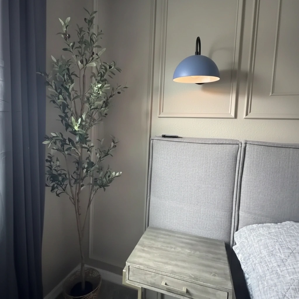 Customer room with Curva wall sconce