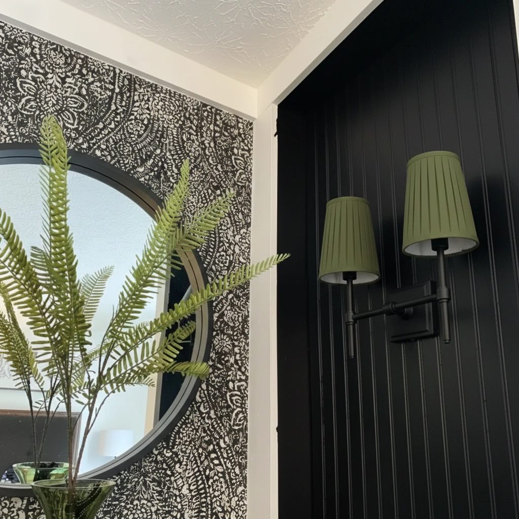 Customer room with Derlina wall lamp