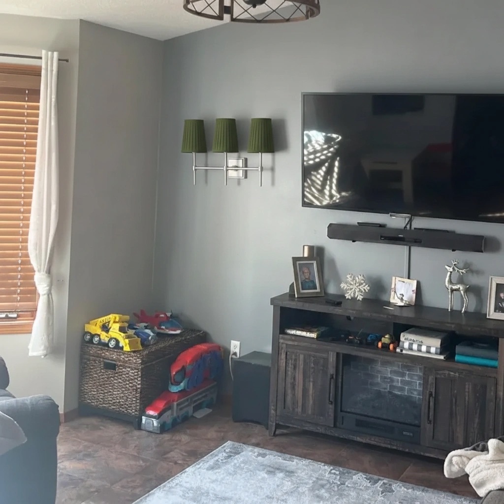 Customer living room with Derlina wall lamp