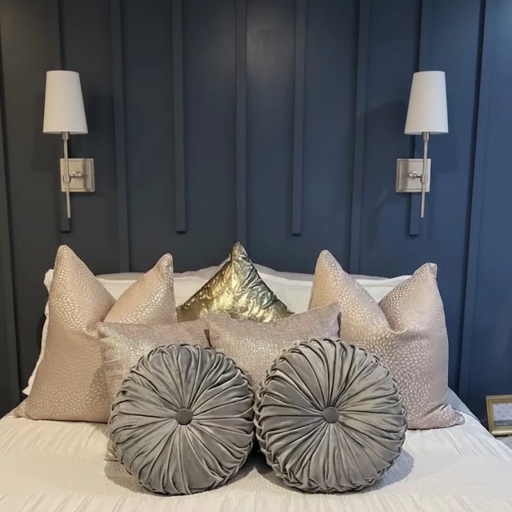 Customer bedroom with Derlina wall lamp