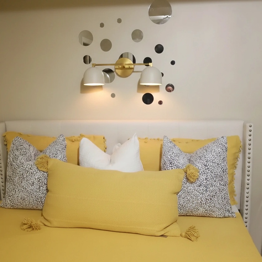 Customer room with Metio wall lamp