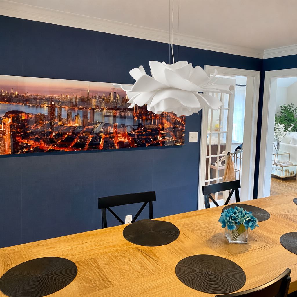 Customer dining area with white Blossenari pendant lamp
