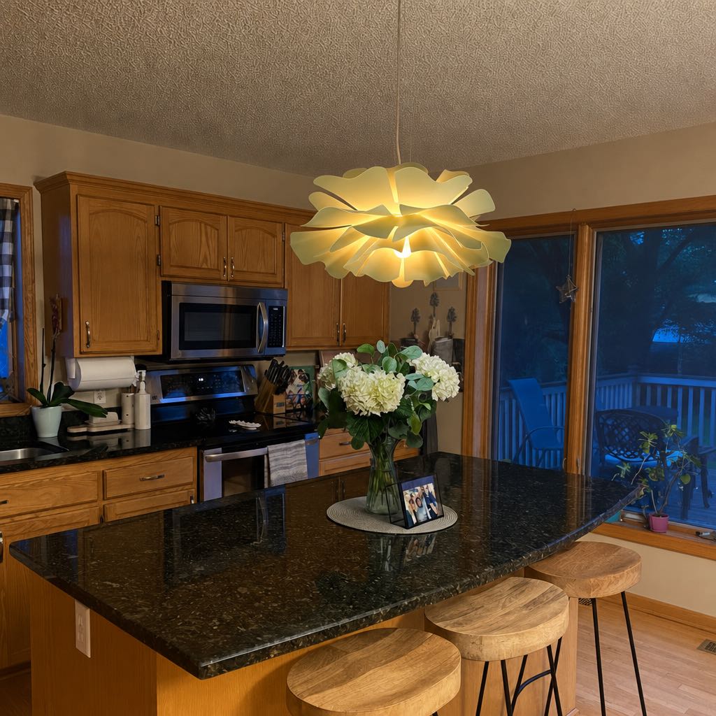 Customer kitchen with yellow Blossenari pendant lamp