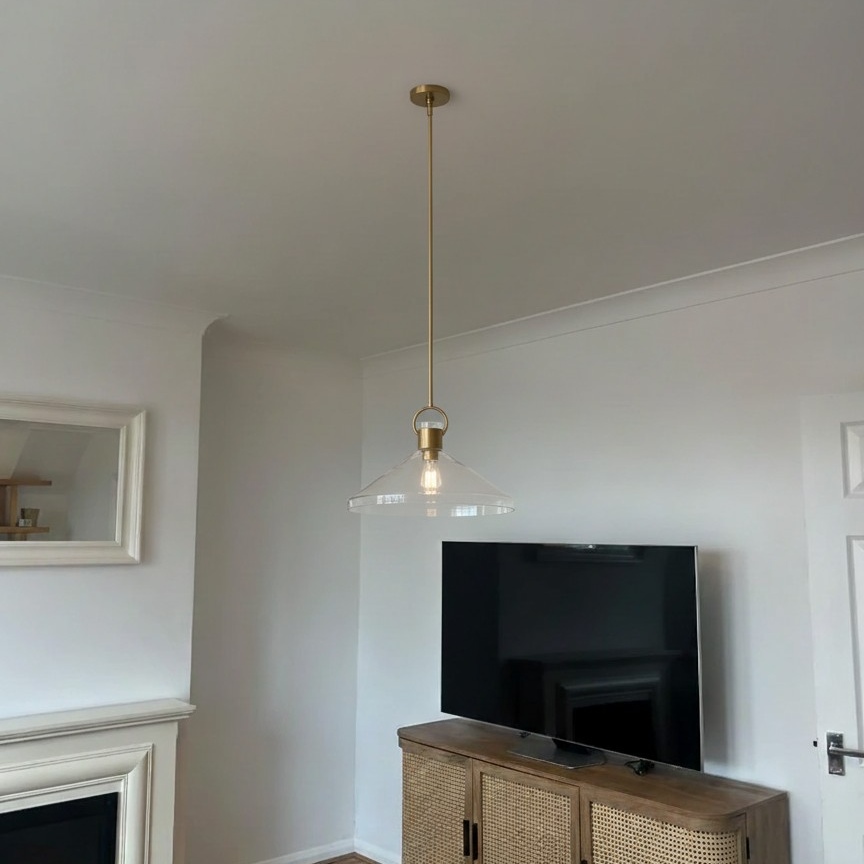 Customer room with single Orvessa pendant light