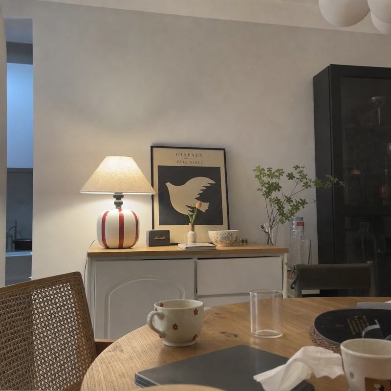 Customer room scene with Ceruna table lamp