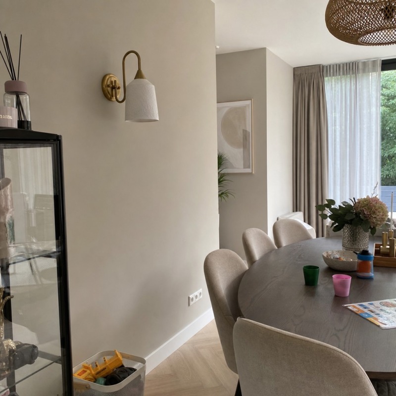 Customer room photo with wall lamp