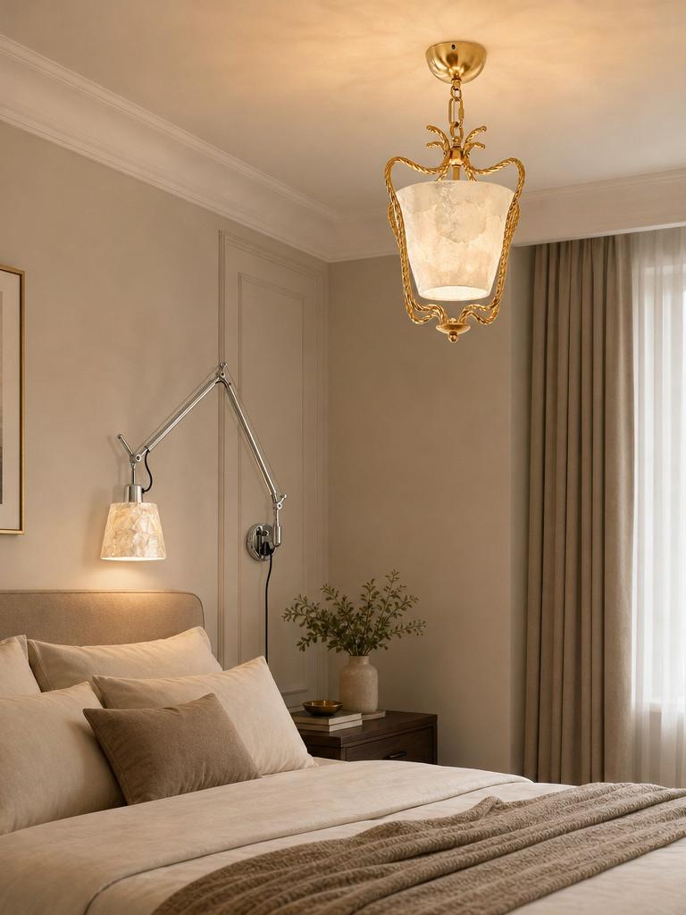 Plafondlamp Lunavera gestyled met een wandlamp in een woonruimte