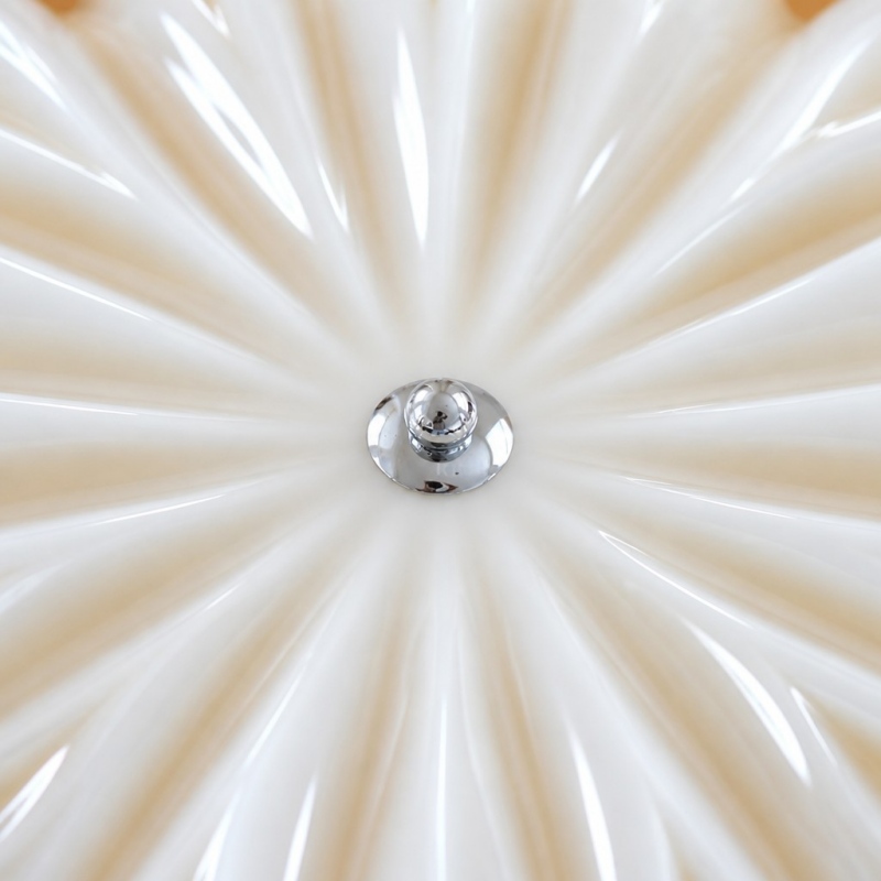 Close-up of the radial floral glass texture