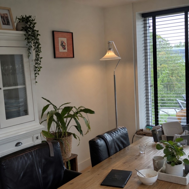 Customer room scene with Kallera floor lamp beside dining table