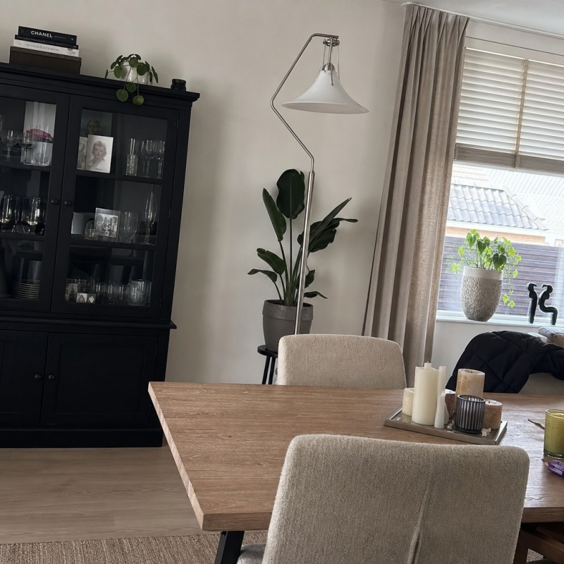 Customer room scene with Kallera floor lamp near window