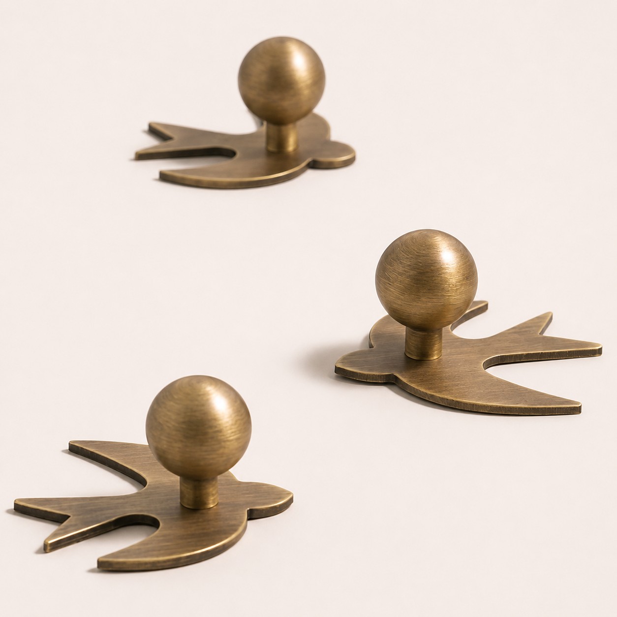 Rounded grip and brushed antique brass surface